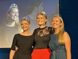 Die neuen Mosel-Weinkönigin Marie-Sophie Schwarz aus Klüsserath (Mitte) mit ihren beiden Prinzessinnen Amelie Fritschle aus Klotten (rechts) und Maria Fritzen aus Maring-Noviand (links). Foto: Zender